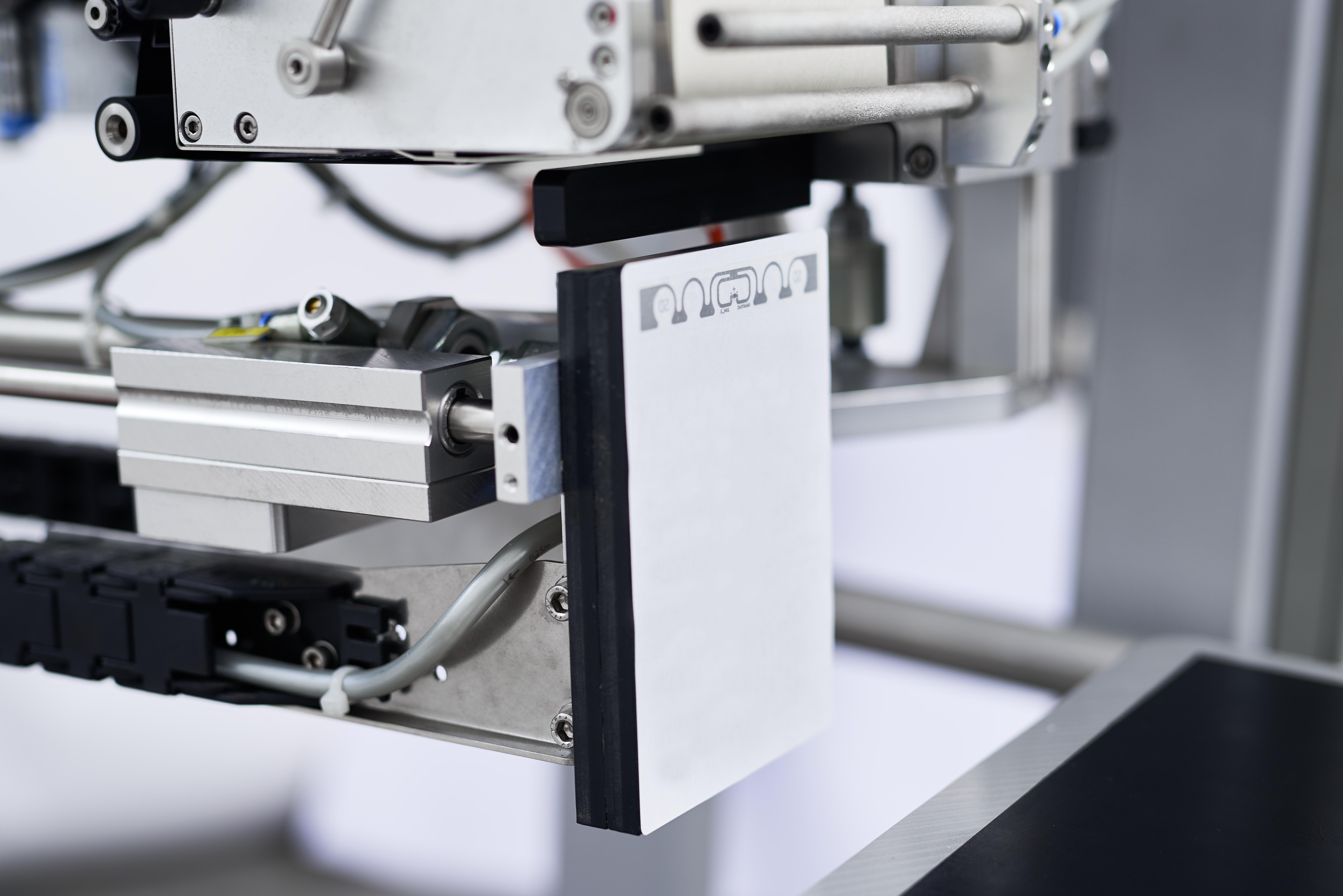 Eine Maschine bearbeitet eine RFID Etikette in einem industriellen Umfeld.